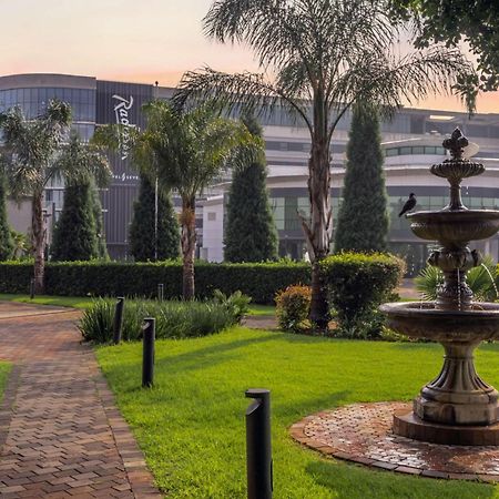 Radisson Hotel And Convention Centre Or Tambo Airport Joanesburgo Exterior foto