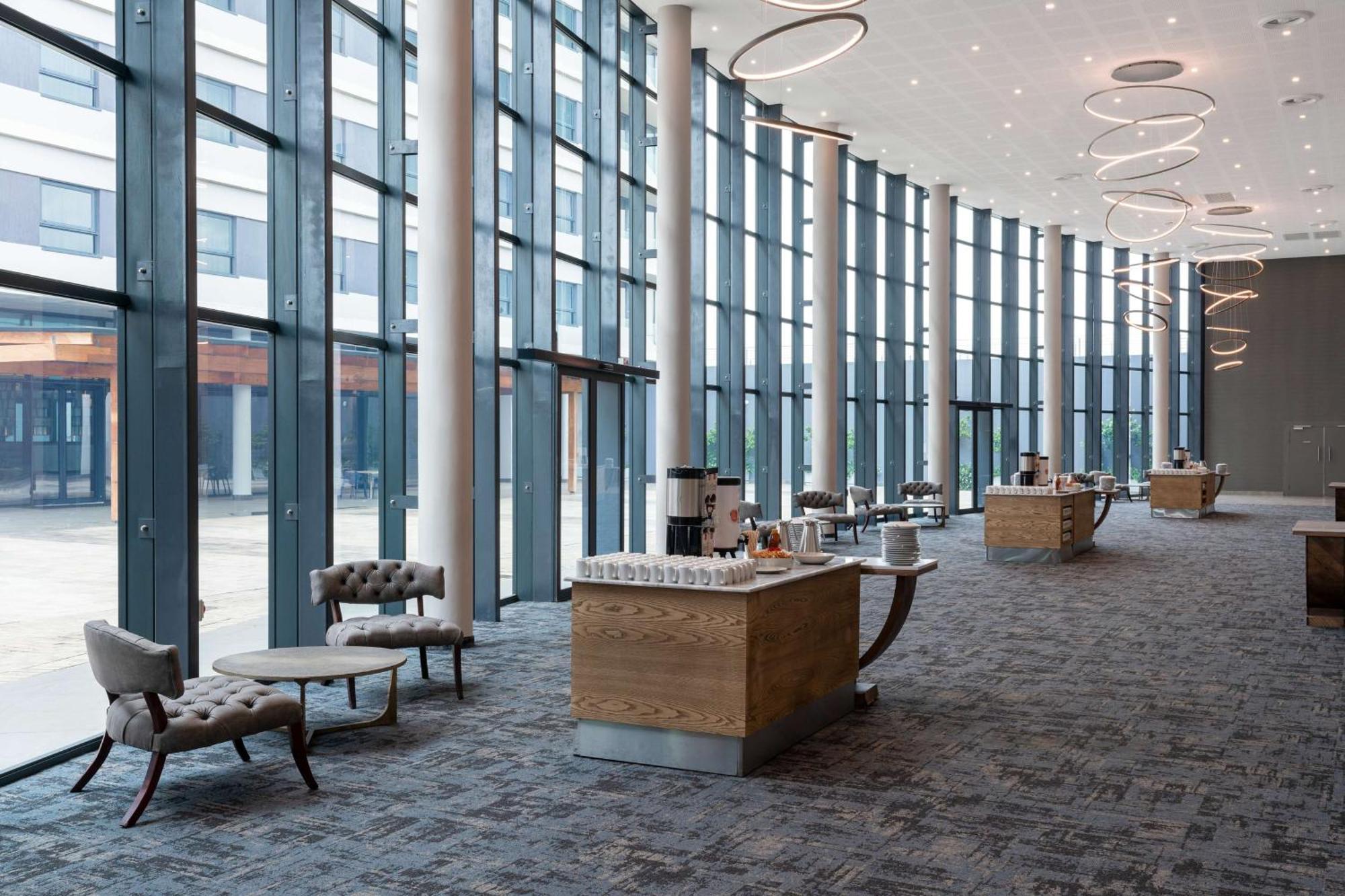 Radisson Hotel And Convention Centre Or Tambo Airport Joanesburgo Exterior foto