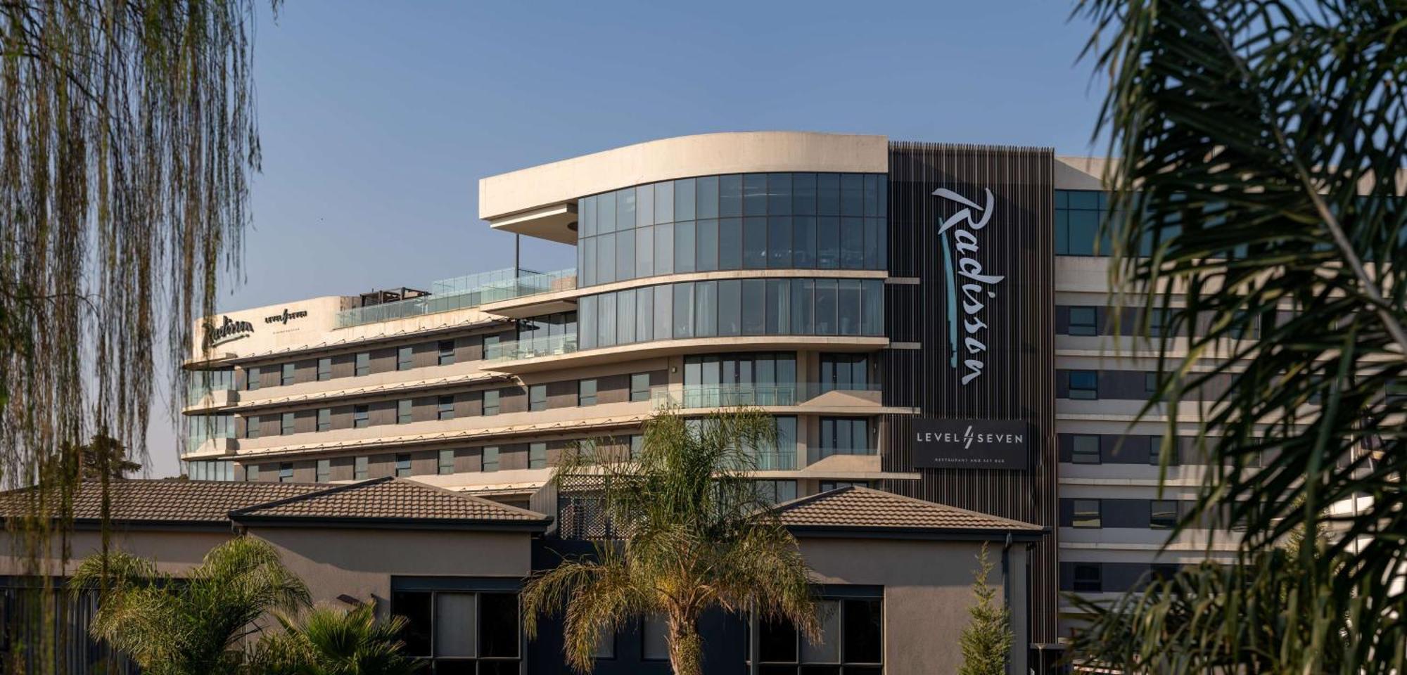 Radisson Hotel And Convention Centre Or Tambo Airport Joanesburgo Exterior foto