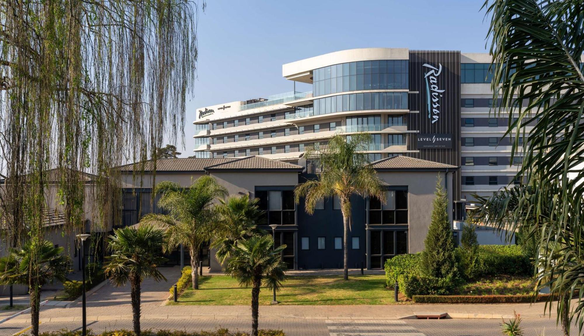Radisson Hotel And Convention Centre Or Tambo Airport Joanesburgo Exterior foto