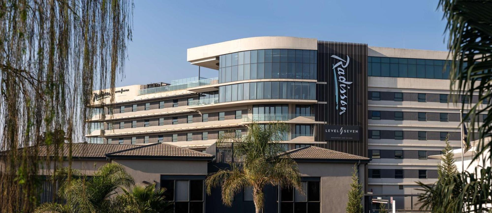Radisson Hotel And Convention Centre Or Tambo Airport Joanesburgo Exterior foto