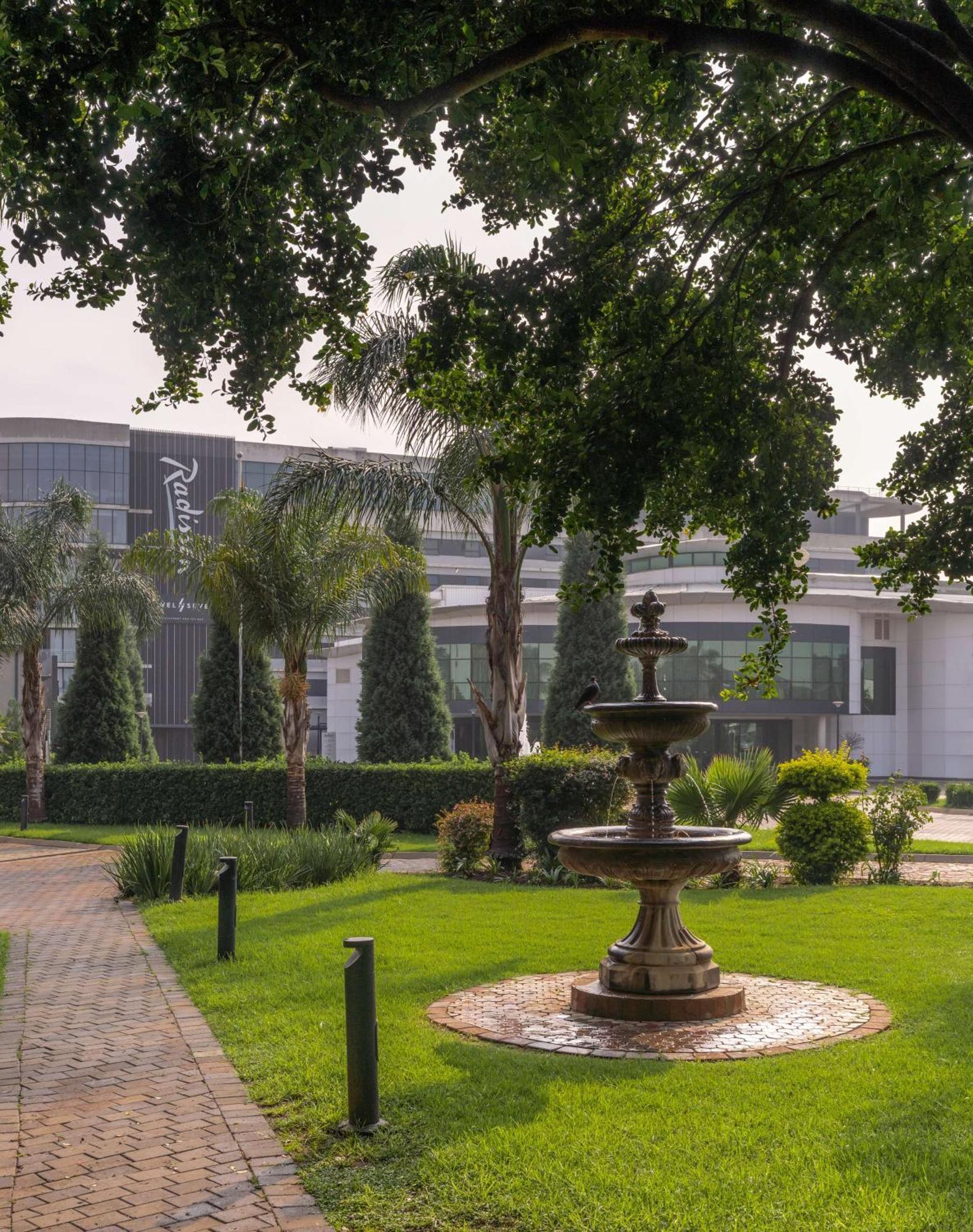 Radisson Hotel And Convention Centre Or Tambo Airport Joanesburgo Exterior foto