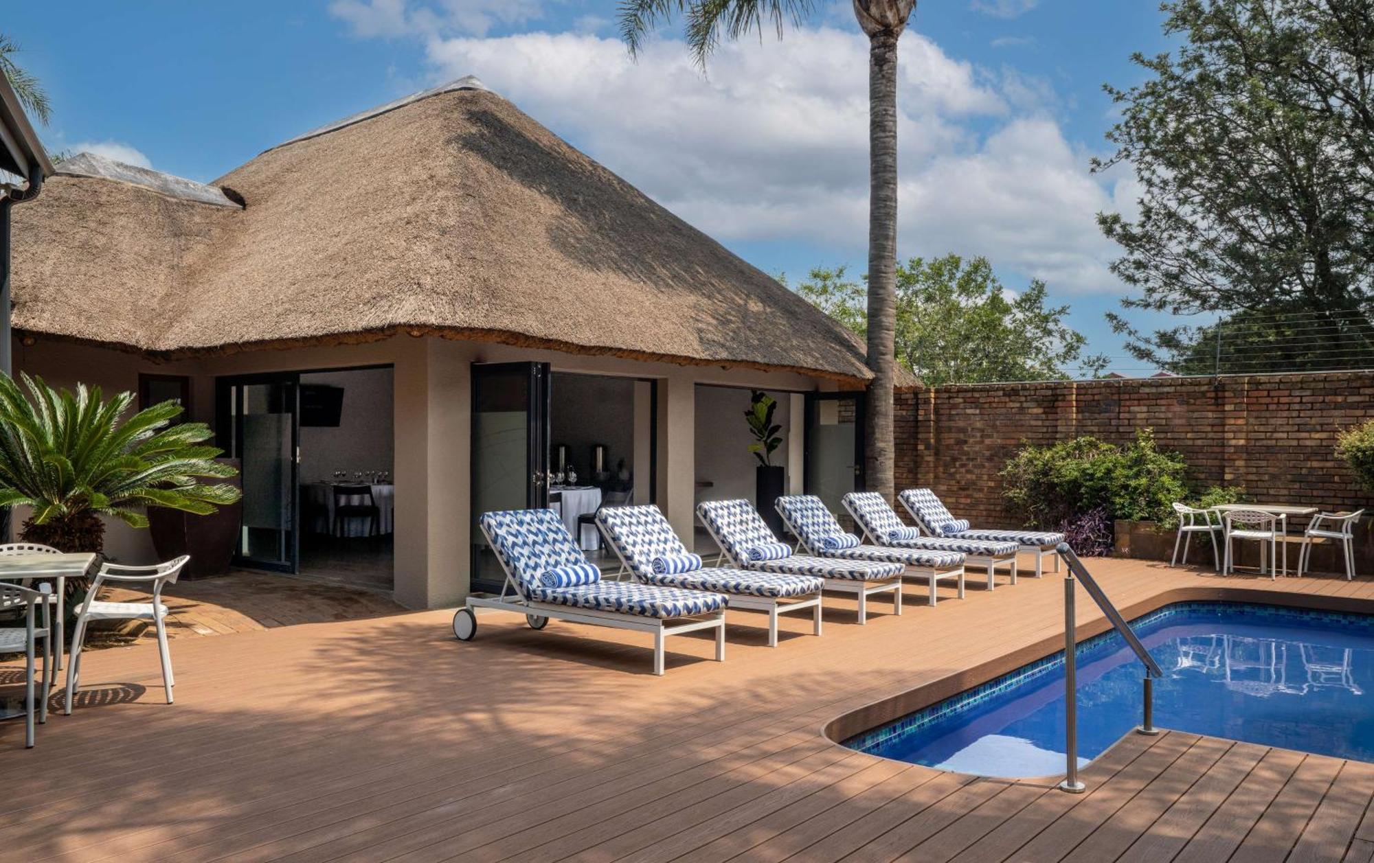 Radisson Hotel And Convention Centre Or Tambo Airport Joanesburgo Exterior foto